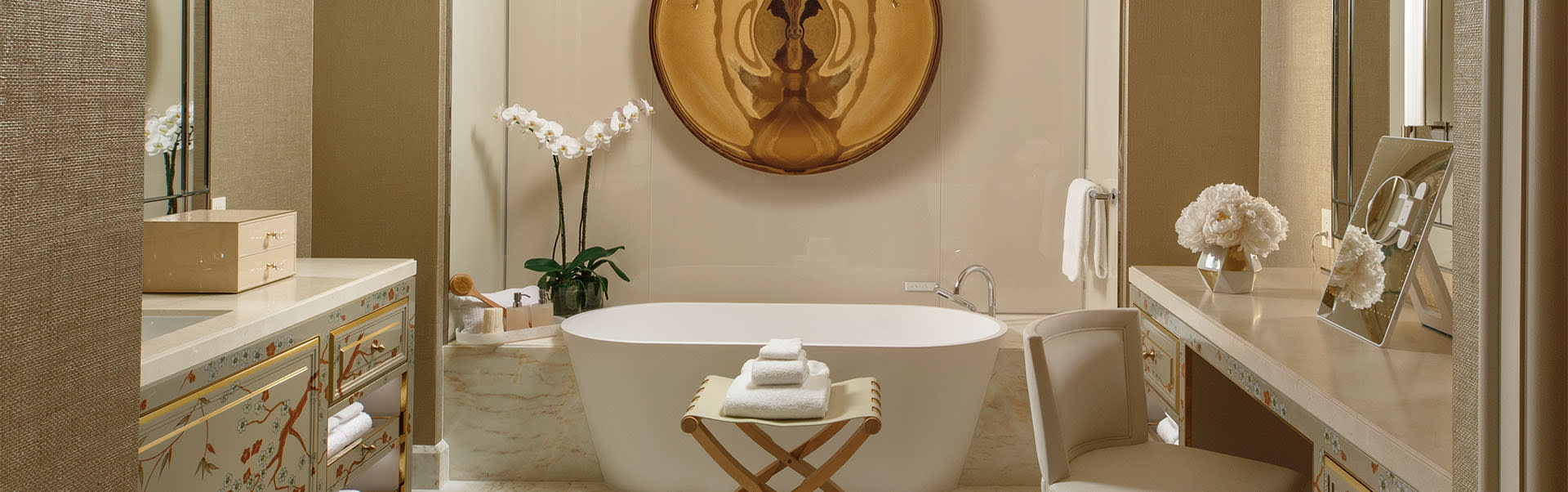 bathroom tub view inside the Wynn Fairway Villa