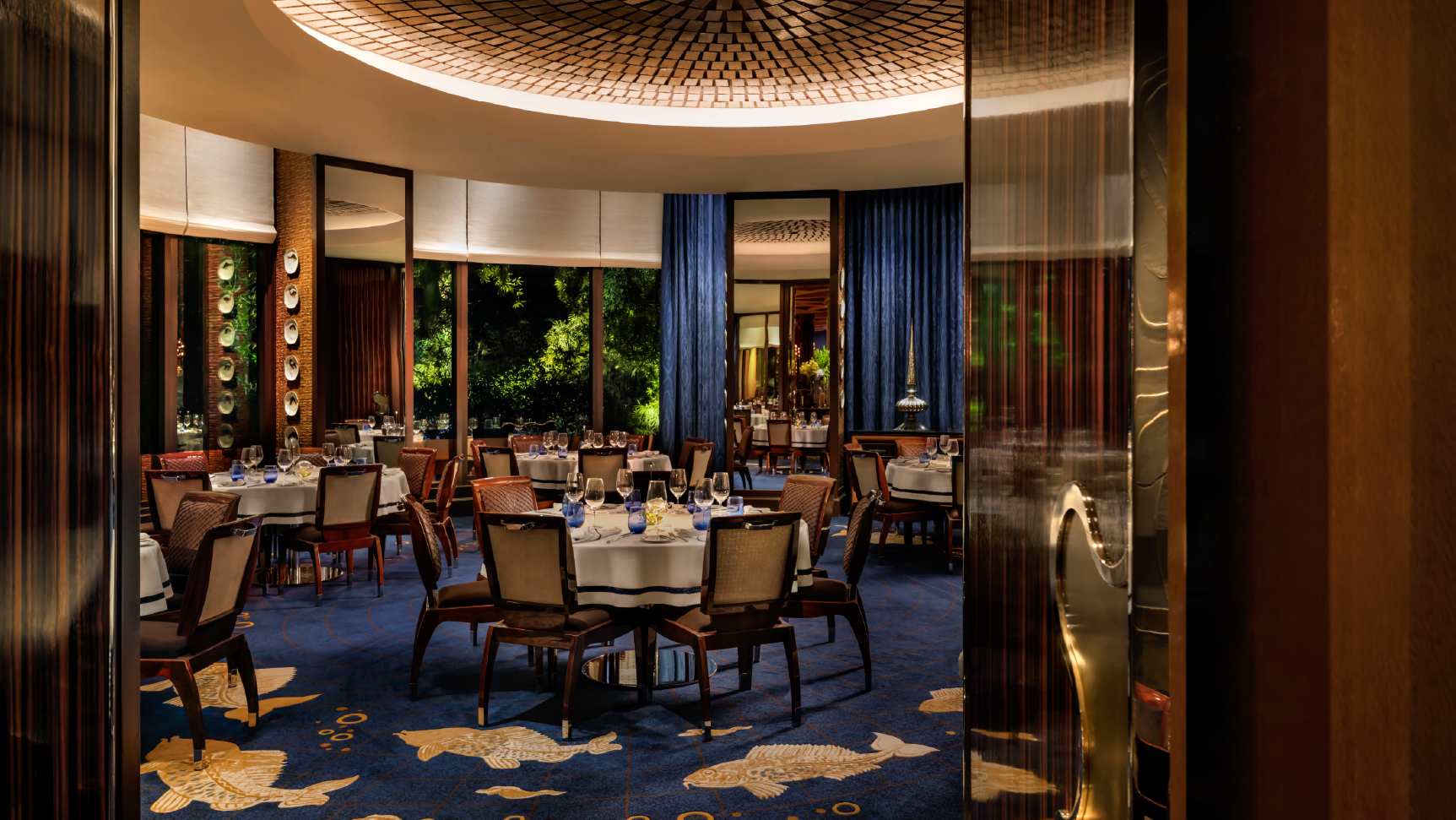 PISCES Bar & Seafare Group Dining